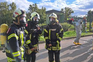 Feuerwehr im Einsatz im Bereich der Leck geschlagenen Pipeline.