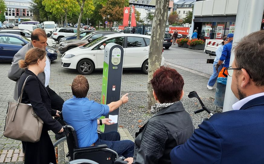 Die Teilnehmerinnen und Teilnehmer vor einer Ladesäule zum Laden von Elektromobilen.