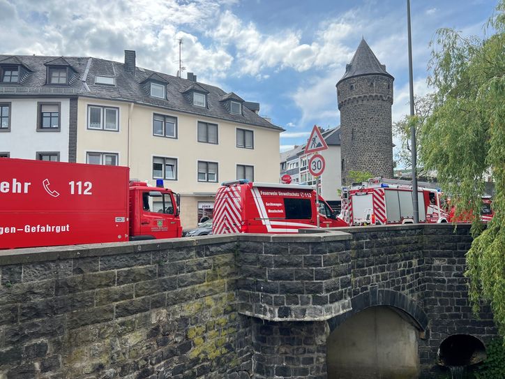 Feuerwehr und Polizei untersuchen in der Bachstraße/Ecke Habsburgring eine mögliche Gewässerverunreinigung.