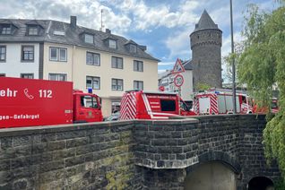Feuerwehr und Polizei untersuchen in der Bachstraße/Ecke Habsburgring eine mögliche Gewässerverunreinigung.