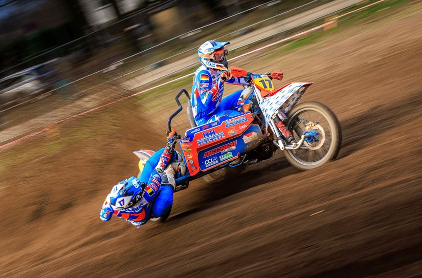 In der Deutschen Motocross-Meisterschaft bei den Seitenwagen liegt das Kleinhauer Gespann Tim Prümmer/Jarno Steegmans in Führung und möchte sich den Titel in der Deutschen Motocross Meisterschaft beim Finale auf der Heimstrecke natürlich sichern.	Foto: René Schuller