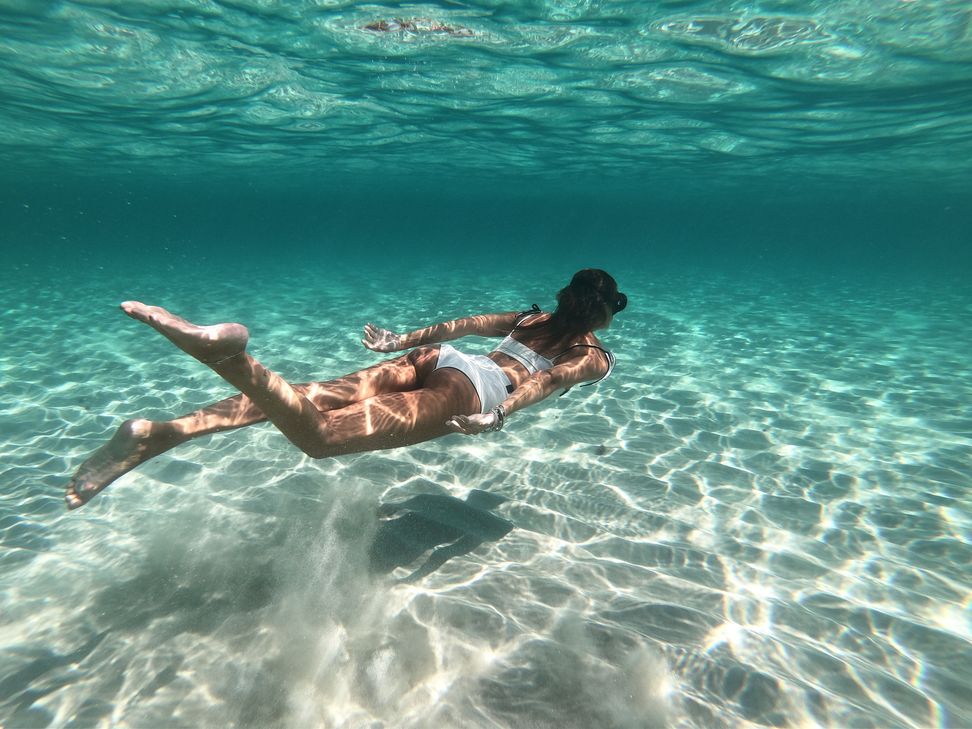 Emanuelle bei ihrer Arbeit und in ihrer Freizeit. Die talentierte junge Modeschöpferin ist leidenschaftliche  Freitaucherin.  Foto: Billigmann (2), SaveTimeOcean (2)