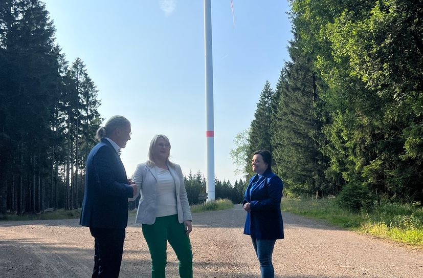 Auch die Windräder im Lammersdorfer Wald nahmen Bernd Goffart, Christina Stumpp und Catarina dos Santos-Wintz in Augenschein.