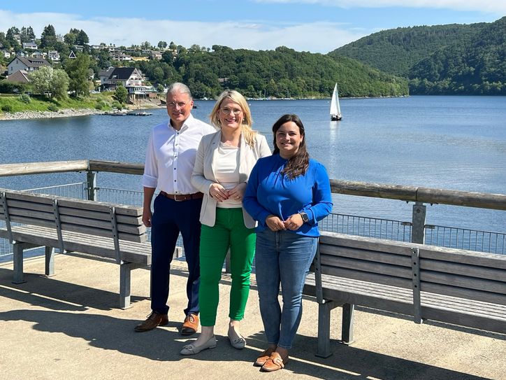 Einen Arbeitstag, der sich wie Urlaub anfühlt, verbrachte die stellvertretende Generalsekretärin und Leiterin des Kommunalbüros der CDU Deutschlands, Christina Stumpp (Bildmitte) am Rursee und im Lammersdorfer Wald. Wie sie, so genossen auch Catarina dos Santos-Wintz MdB und Bürgermeister Bernd Goffart das gute Wetter und die beste Luft Nordrhein-Westfalens.