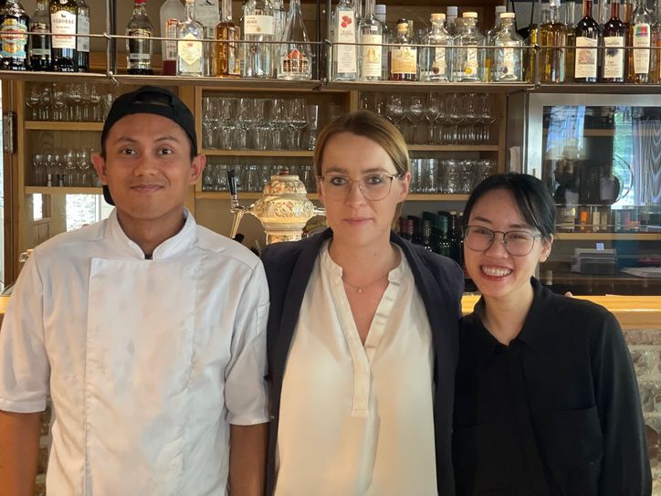 Thi Hoang Chi Pham (23, rechts) aus Vietnam und Muhammad Azwan (29) aus Indonesien arbeiten im Hotel von Theresa Pollmanns in Ernst. Thi Hoang Chi Pham hat Ende Juni ihre Ausbildung abgeschlossen und wartet nun auf eine Arbeitsgenehmigung.