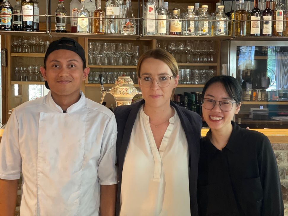 Thi Hoang Chi Pham  (23, rechts) aus Vietnam und Muhammad Azwan (29) aus Indonesien arbeiten im Hotel von Theresa Pollmanns in Ernst. Thi Hoang Chi Pham hat Ende Juni ihre Ausbildung abgeschlossen und wartet nun auf eine Arbeitsgenehmigung.