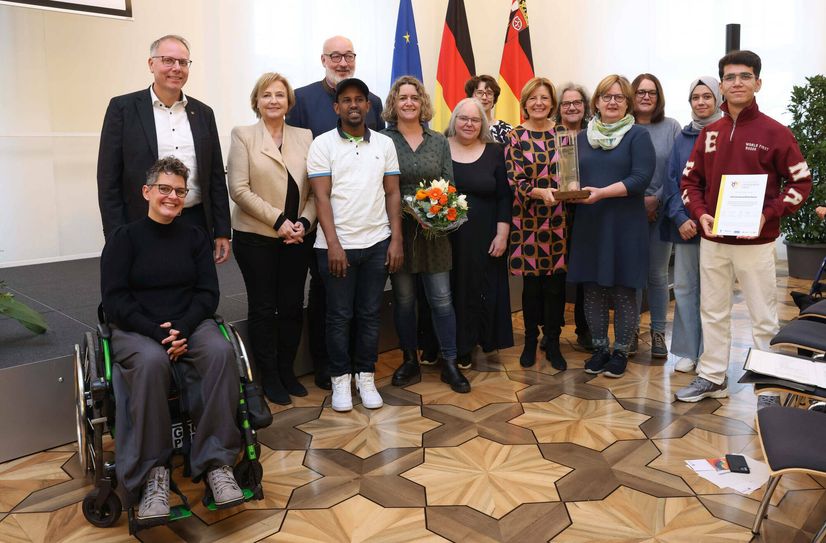 Ministerpräsidentin Malu Dreyer verlieh den Brückenpreis 2023 an das Team des Café International.