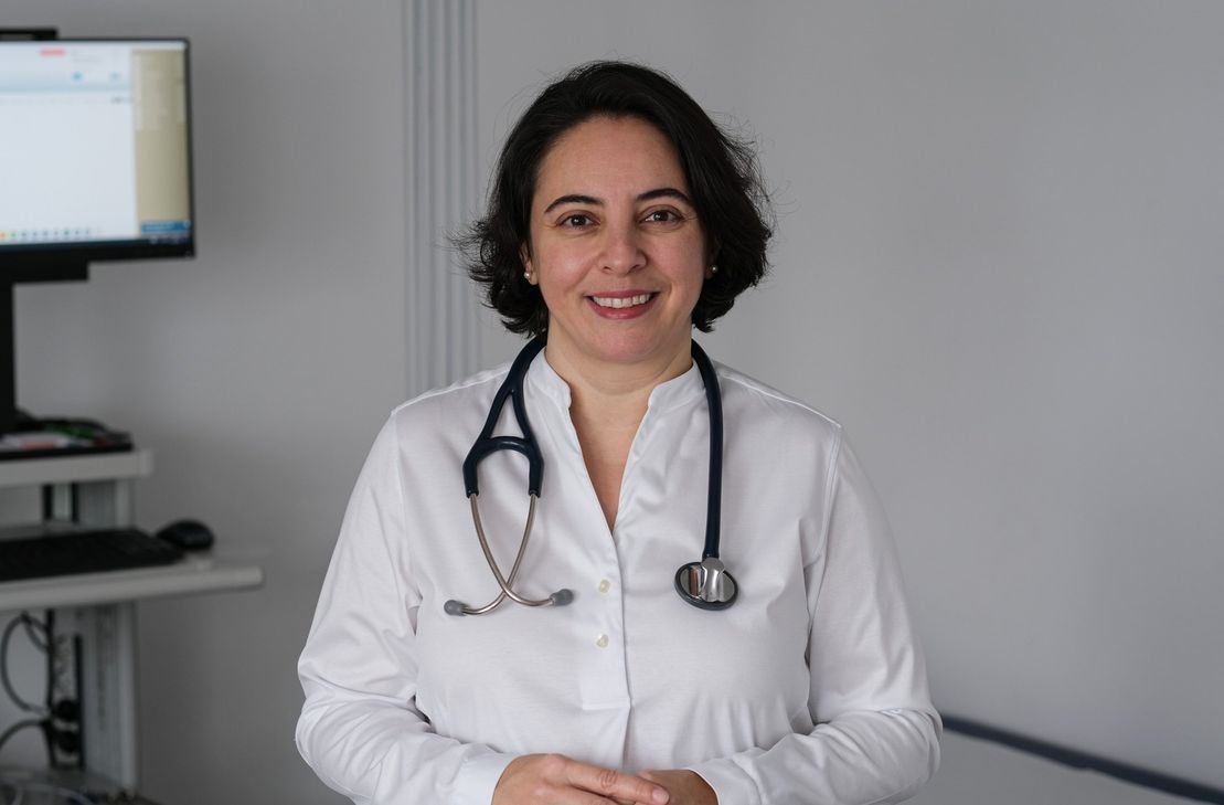 Dr. med. Enise Lauterbach ist Ärztin und Gründerin der LEMOA medical. Die Internistin und Kardiologin gründete im Frühjahr 2020 ein Health-Tech Startup.