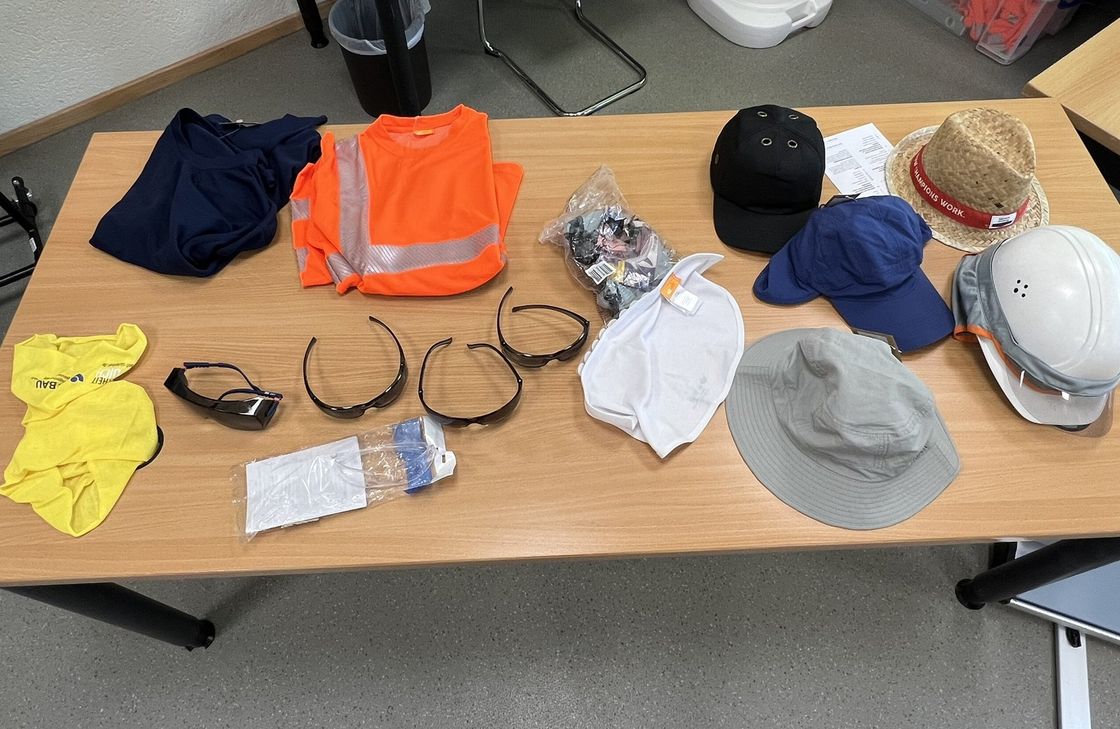 Richtig eincremen und dies kontrollieren, Pigmentmessung zur Hauttypbestimmung und geeignete Schutzkleidung helfen am Bau sich vorUV-Strahlung zu schützen.