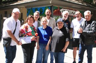 Erfolgreiche Runde: Das Pinnwandteam präsentiert die Gäste der aktuellen Sendung