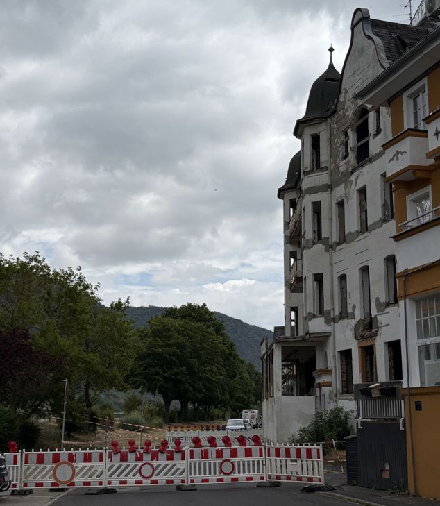 Absperrungen am ehemaligen Hotel.