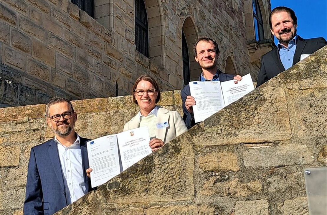 Die LEADER-Aktionsgruppen freuen sich über die erneute Anerkennung (von links nach rechts): Achim Kistner, Sandra Zilles (Geschäftsführer und Vorsitzende der LAG Hunsrück), Nico Melchior Peter Unkel, (Vorsitzender und Geschäftsführer der LAG Welterbe Oberes Mittelrheintal).
