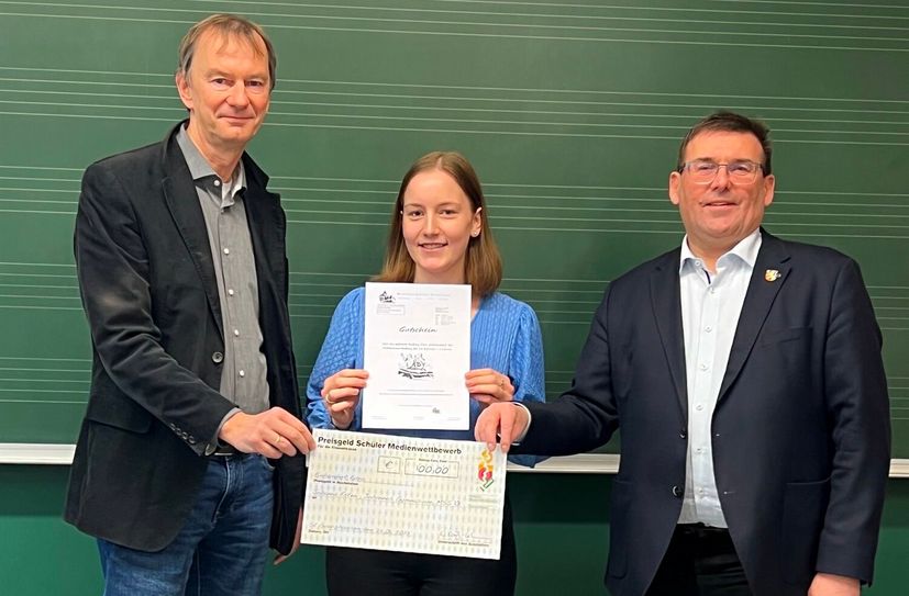 V.l.: Schulleiter Rudolf Loch, Preisträgerin Johanna Esten und Landrat Jörg Denninghoff.