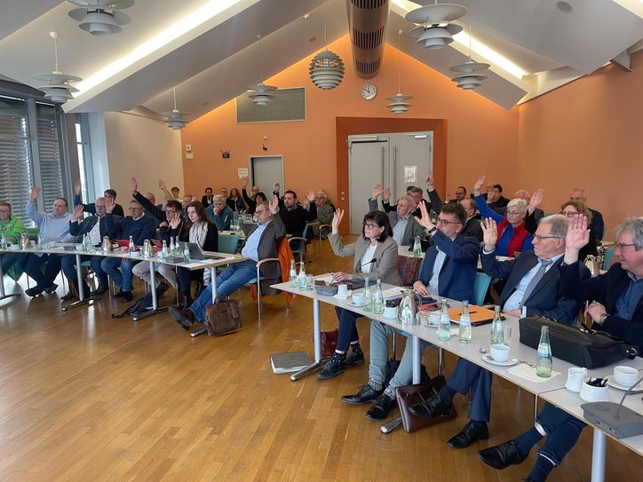 Bis auf ein Ratsmitglied stimmten alle Kreistagsmitglieder für den Haushalt 2024, der ein Millionen-Defizit aufweist.