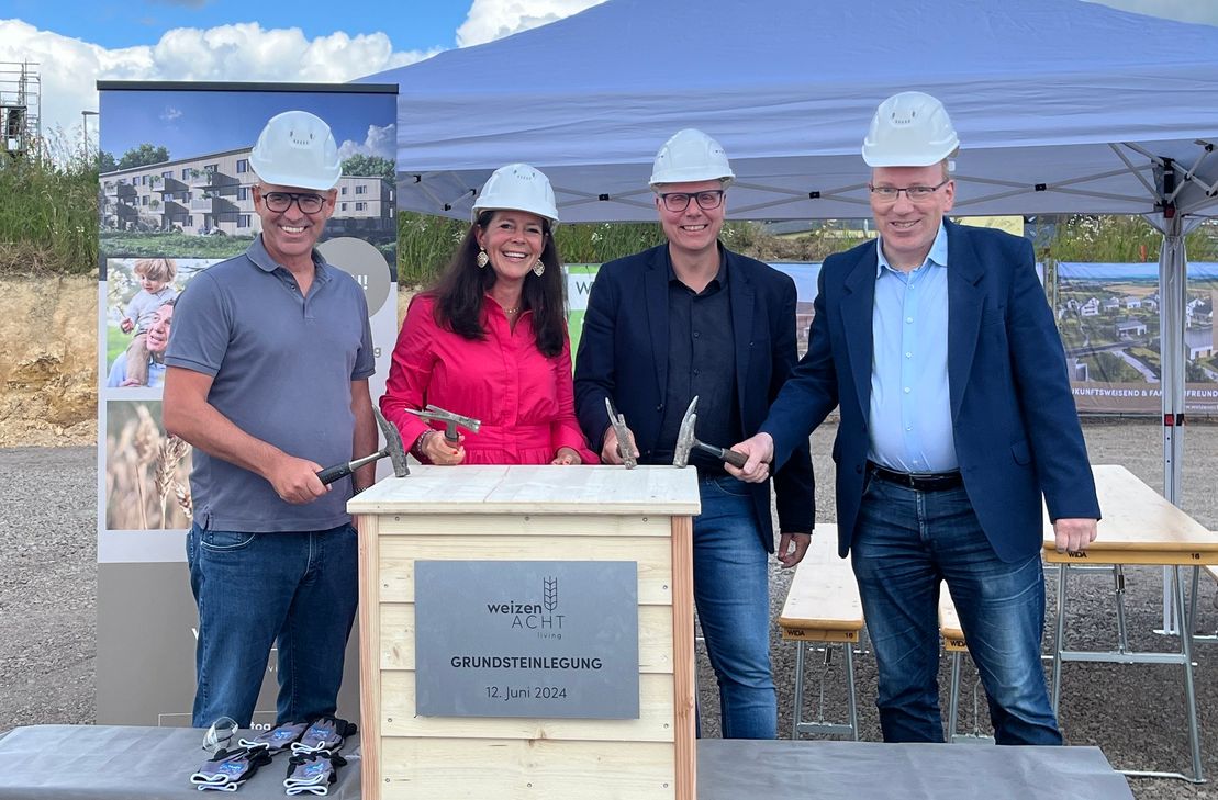 V.l.: Heiko Bonn, Daniela Bonn, Peter Müller und Markus Bongard bei der Grundsteinlegung im Juni.