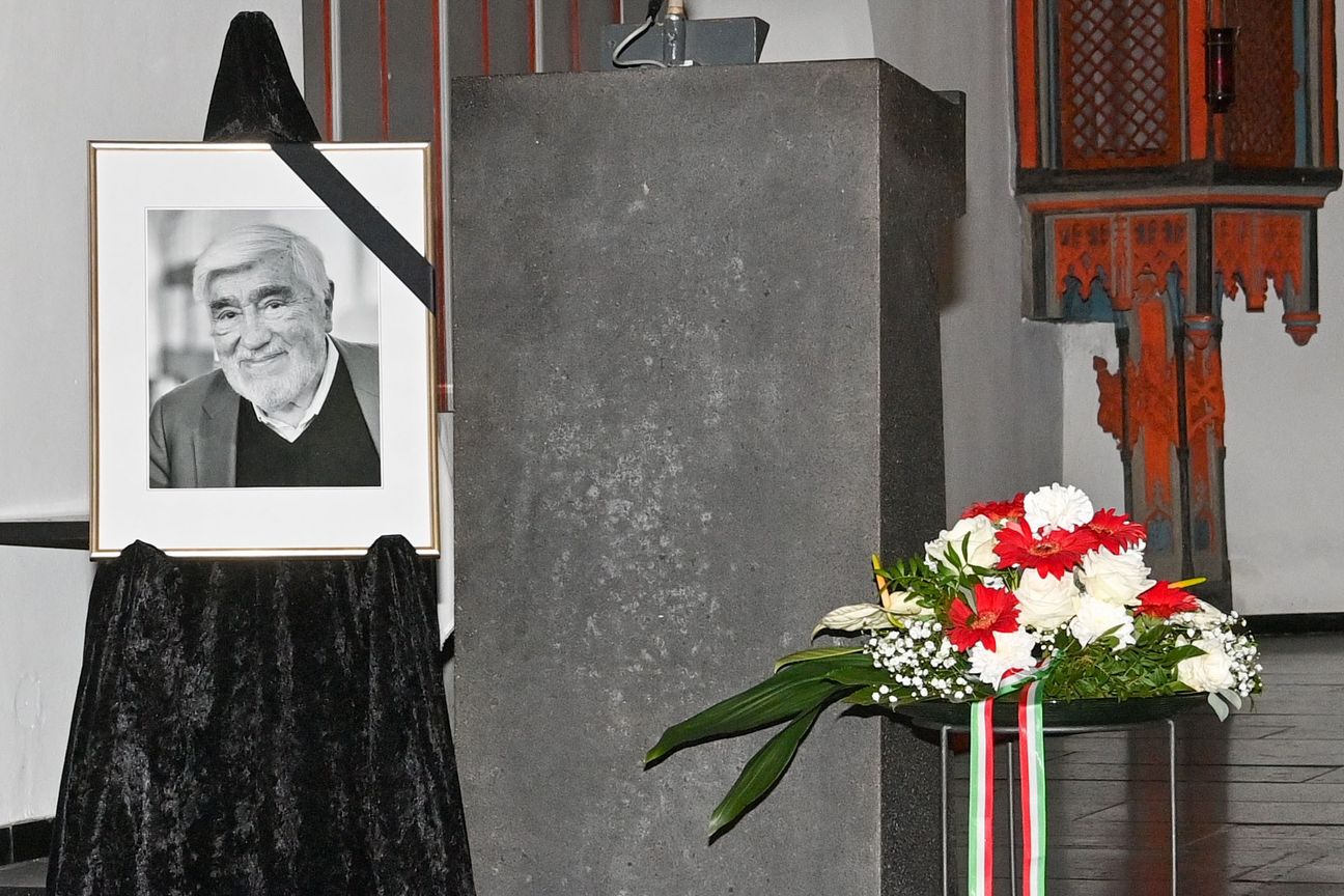 Mario Adorfs Portrait in der Clemenskirche.