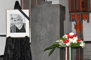 Mario Adorfs Portrait in der Clemenskirche.