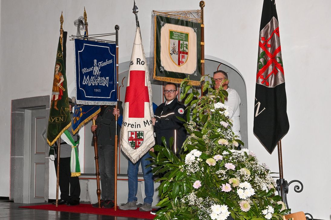 Fahnenabordnungen der Mayener Vereine.