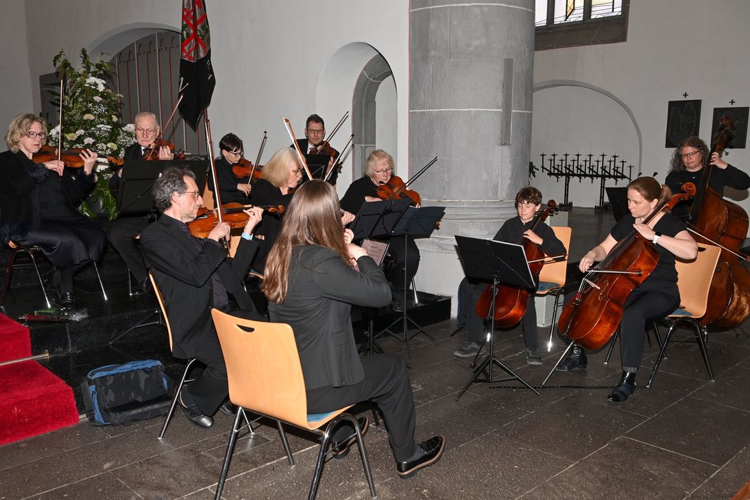Das Streichorchester sorgt für den musikalischen Rahmen.
