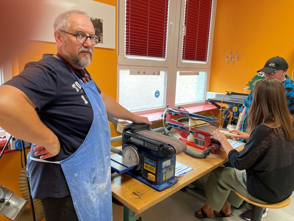 Michael Prinz von der Lebenshilfe leitet seine Schützlinge bei handwerklichen Arbeiten in der Holz- und Tonwerkstatt an.