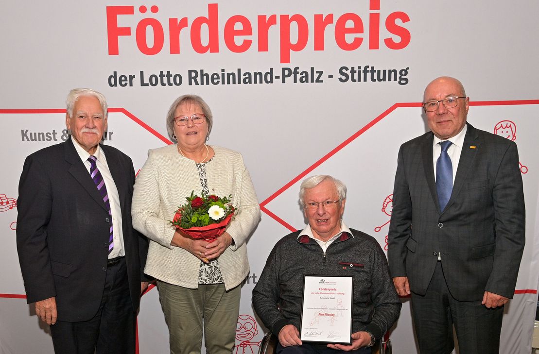 Alex Nicolay und seine Frau, eingerahmt von Magnus Schneider (rechts, Vorsitzender der Lotto-Stiftung) und Walter Desch (links, stellvertretender Vorsitzender der Lotto-Stiftung).