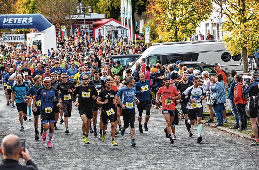 Die Beliebtheit des Rursee-Marathons ist ungebrochen: Über 1000 Athleten gehen in Einruhr bei den unterschiedlichen Wettbewerben an den Start. Das Highlight ist die 16,5 km-Schleife, doch auch die Marathondistanz darf sich über guten Zuspruch freuen. Und der Ultra-Marathon in den Nationalpark Eifel, der alle zwei Jahre auf dem Programm steht, lockt 2024 wieder an den Obersee.