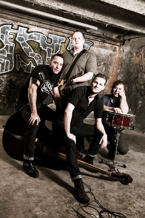 Die Rockabilly-Band "The Cable Bugs" sorgt für entsprechende Musik