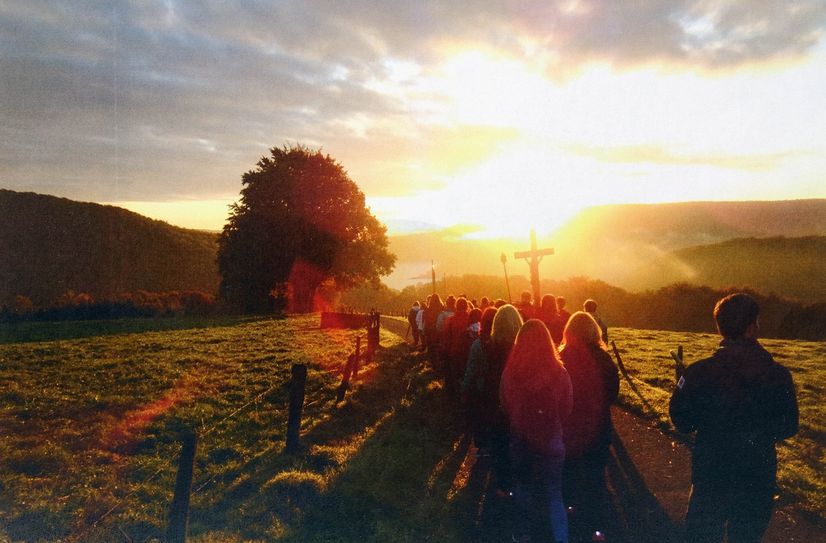 Auf dem Foto setzt sich die Prozession unterhalb der Barweiler-Kapelle, die zum 250-jährigen Jubiläum erbaut wurde, in Bewegung.