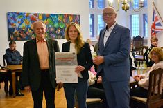 Den ersten Ehrenamtspreis der Stadt Bad Münstereifel überreichten der Stiftungsvorsitzende Thomas Roth (l.) und Bürgermeister Sebastian Glatzel (r.) an Iris Lochner, Vorsitzende des Vereins »Schafsfreu(n)de e.V.«.