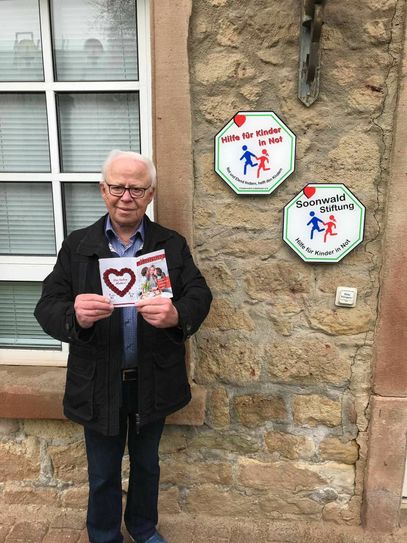 Herbert Wirzius von der Soonwaldstiftung stellt die Muttertagsbroschüre vor und erklärt die Aktion in unserem Fillm. Foto/Video: Klaus Desinger