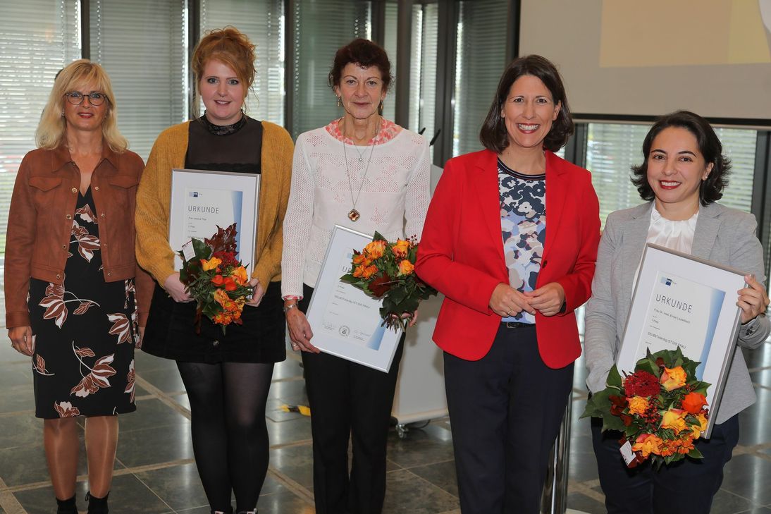 (Von links) IHK-Vizepräsidentin Karin Kaltenkirchen, Jessica Thijs, Annemie Munzel, Staatssekretärin Daniela Schmitt und Siegerin Dr. Enise Lauterbach. Foto: IHK Trier/Helmut Thewalt