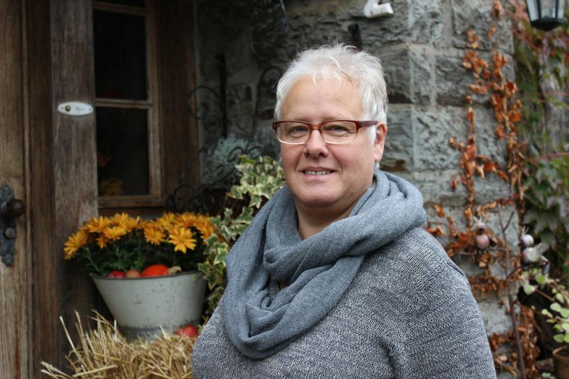 Alice Klein tut noch viel mehr - sie organisiert die bekannte Tannengrün-Aktion, lädt dreimal jährlich zum Flohmarkt auf den familieneigenen Bauernhof im Imgenbroicher Hengstbrüchelchen und sammelt warme Kleidung für arme Menschen in Rumänien. Etwa alle drei Wochen macht sich ein vollbeladener Lkw auf nach Osteuropa. »Meine ganze Familie war und ist sozial sehr engagiert«, wurde ihr das Helfen wohl in die Wiege gelegt. »Viele Mittellose sind für Kleinigkeiten derart dankbar, die uns im Alltag selbstverständlich erschienen...