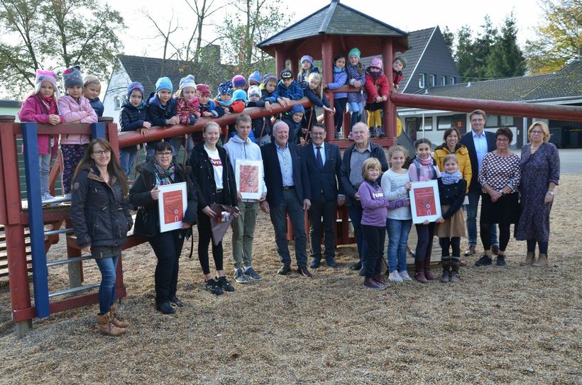 Die jungen Klimaschützer der Offenen Ganztagsschule Vossenack, des Vossenacker Kindergartens »Fatima«sowie der Sekundarschule Nordeifel wurden von der Innogy SE mit 1000 Euro und einer Urkunde geehrt. Foto: T. Förster