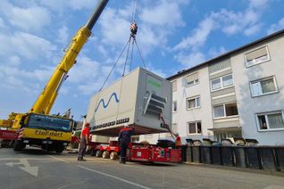Per Schwertransport konnte Westnetz in der Umspannanlage Sinzig eine neue Schaltanlage in Empfang nehmen, um das vom Hochwasser zerstörte Altgerät zu ersetzen. Foto: Oliver Oeffling/Westnetz