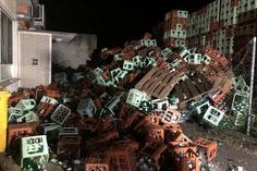 Umgestürzte Leergutkisten. Foto: Polizei