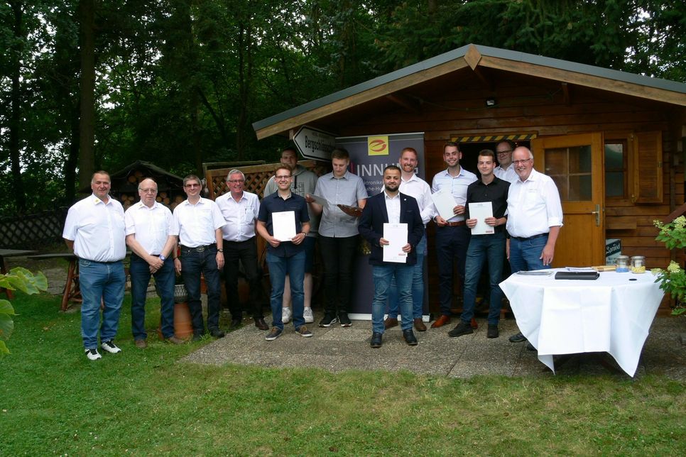 Der Prüfungsausschuss der Elektroniker-Innung Nahe-Hunsrück mit den neuen Gesellen und dem Prüfungsausschussvorsitzenden Winfried Berg (rechts).