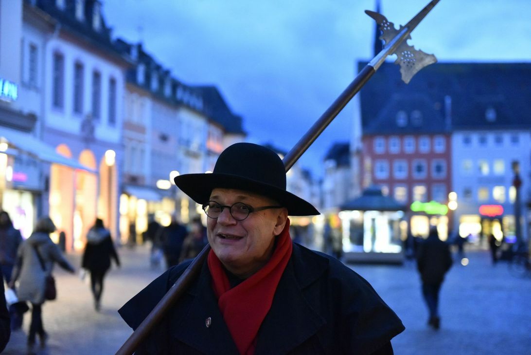 Alf Keilen führt als Nachtwächter Jacobus Fischer im Jahr 1850 durch Trier. Die Führung "Der Nachtwächter, Karl Marx und seine Revolutionäre" ist eine von zwölf Touren in der ältesten Stadt Deutschlands, die sich mit der Person Karl Marx oder mit seiner Zeit beschäftigen, die von der TTM angeboten werden. Foto: TTM/Alexander Schumitz
