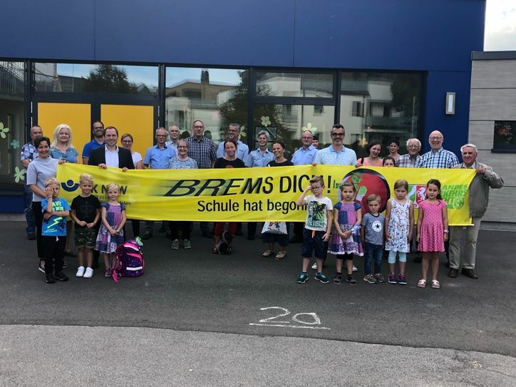 Mit der Erstausstattung für die Neulinge an der Simmerather Grundschule startete die Verkehrswacht ihr alljährliche Aktion »Brems Dich - Schule hat begonnen«. Foto: T. Förster