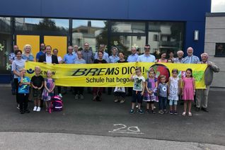 Mit der Erstausstattung für die Neulinge an der Simmerather Grundschule startete die Verkehrswacht ihr alljährliche Aktion »Brems Dich - Schule hat begonnen«. Foto: T. Förster