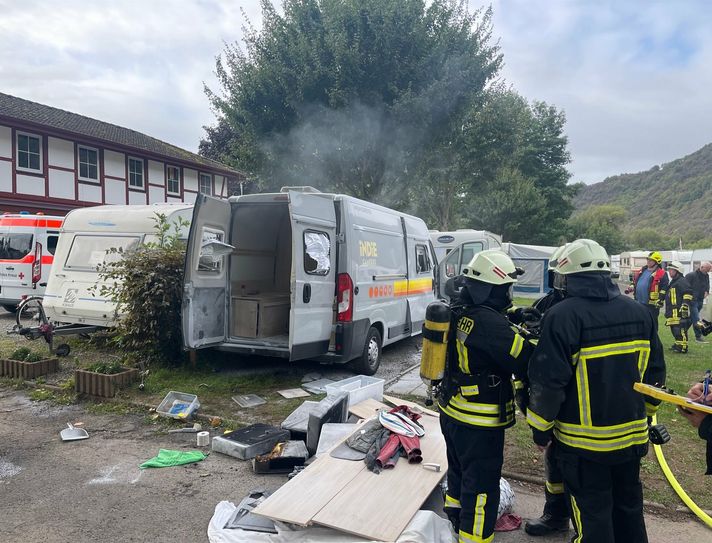 Bei einer Verpuffung in einem Wohnmobil wurden auf dem Campingplatz in Cochem zwei Personen verletzt.