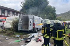 Bei einer Verpuffung in einem Wohnmobil wurden auf dem Campingplatz in Cochem zwei Personen verletzt.
