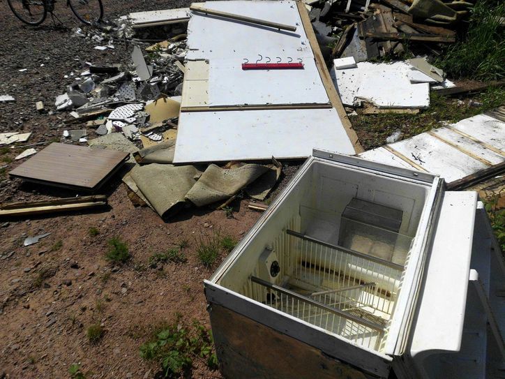 Unbekannte haben entlang von Kyll und Mosel wieder jede Menge Müll illegal entsorgt. Foto: Eberhardt