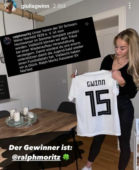 Über Instagram hatte Giula Gwinn ein handsigniertes Trikot der Nationalmannschaft verlost und Ralph Moritz hatte es für den SV Nierfeld gewonnen. Foto: Privat