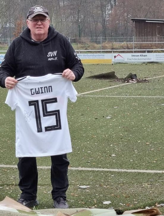 Ralph Moritz versteigert das Trikot von Giula Gwinn auf Ebay. Der Erlös fließt in die Wiederherstellung der Kloska-Arena, die durch die Flut sehr stark beschädigt wurde. Foto: Privat