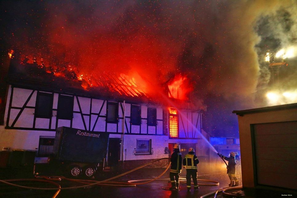 Dieses Fachwerkhaus und eine angrenzende Scheune standen in der Nacht in Hochstetten-Dhaun in Flammen. Foto/Video: Sebastian Schmitt