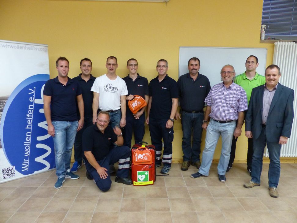 Übergabe der beiden neuen Defibrillatoren, die durch eine Spendenaktion des Vereins „Wir wollen helfen“ möglich wurden. Foto: FF