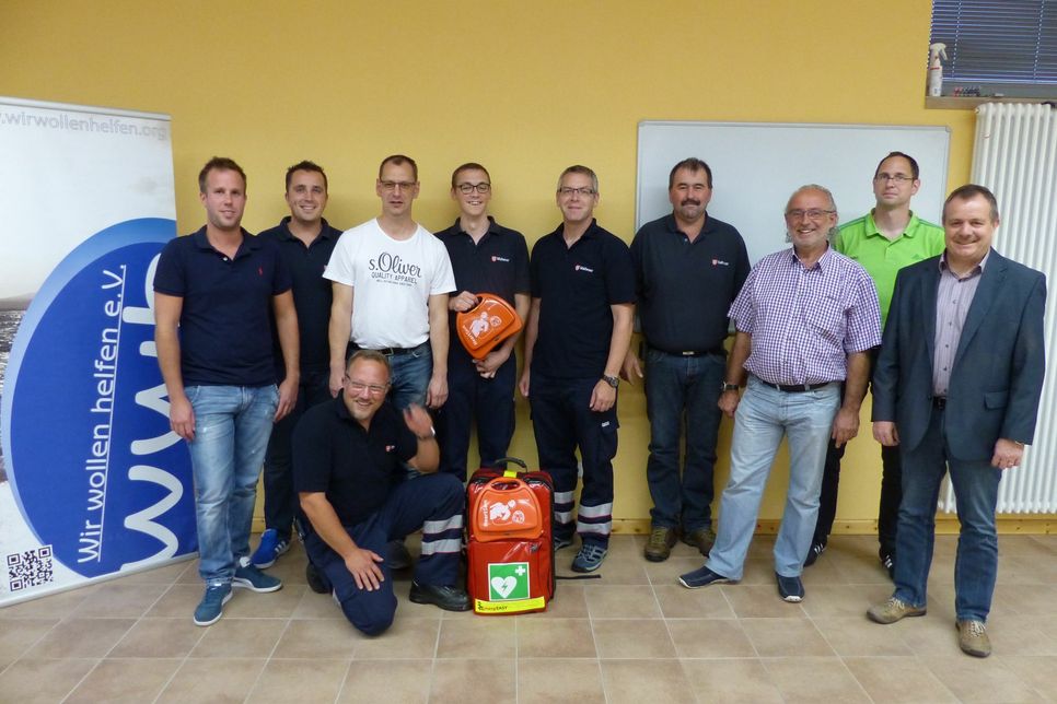 Übergabe der beiden neuen Defibrillatoren, die durch eine Spendenaktion des Vereins „Wir wollen helfen“ möglich wurden. Foto: FF