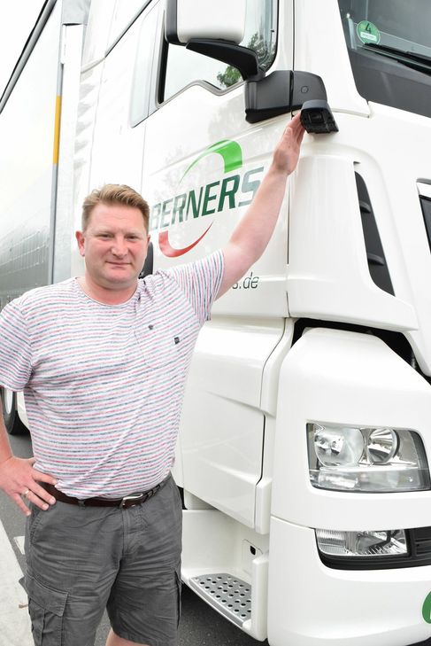 Klein aber effektiv: Fuhrparkleiter Mirko Schübel zeigt, wo sich die Kamera am Lkw befindet. Foto: Breuer
