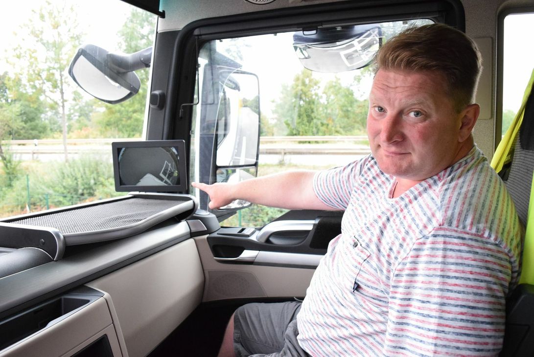 Auf dem Monitor ist die gefährliche, vordere Ecke des Lkw gut sichtbar. Foto: Breuer