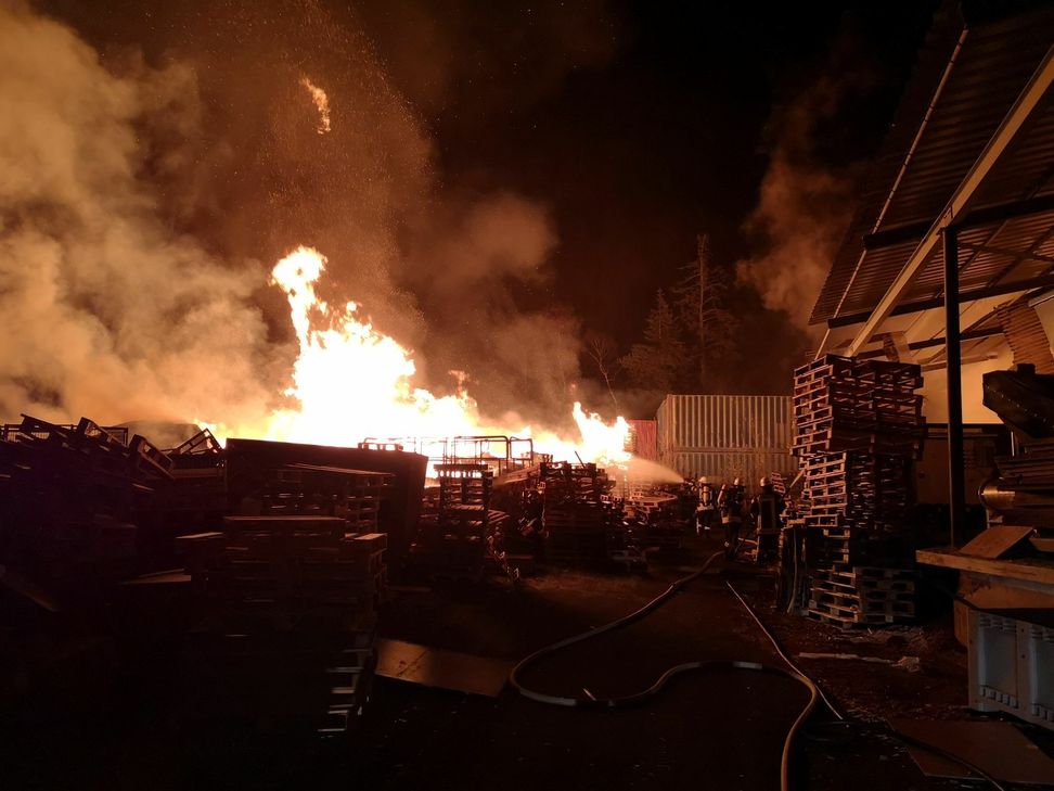 Die Feuerwehr musste gleich zweimal ausrücken: In Emmelshausen brannte ein Mehrfamilienhaus; in Pfalzfeld kam es zu einem Brand im Außenbereich eines Gewerbebetriebes.